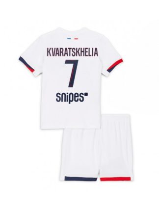 Otroški Nogometna dresi kompleti poceni Paris Saint-Germain Khvicha Kvaratskhelia #7 Gostujoči 2025-26