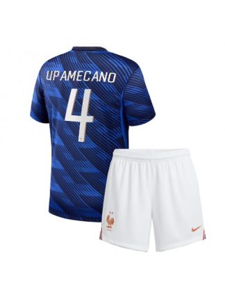 Otroški Nogometna dresi poceni Francija Dayot Upamecano #4 Domači SP 2026 kompleti Otroški Nogometna dresi poceni Francija Dayot Upamecano #4 Domači SP 2026 kompleti