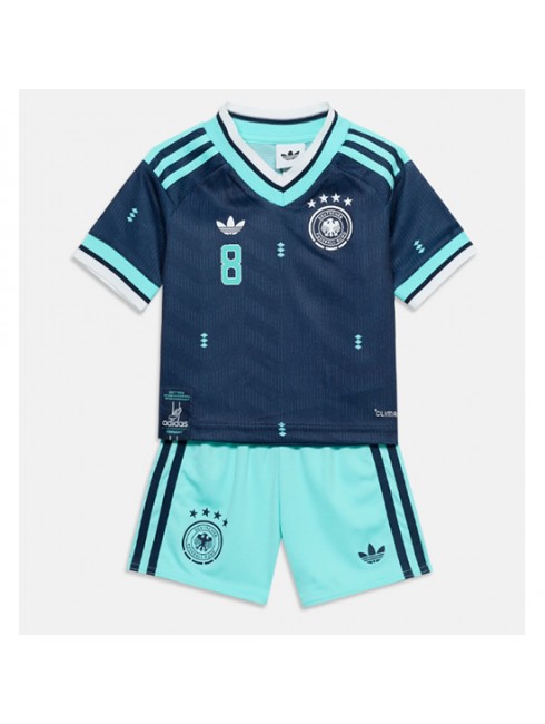 Otroški Nogometna dresi poceni Nemčija Leon Goretzka #8 Gostujoči SP 2026 kompleti 2 Otroški Nogometna dresi poceni Nemčija Leon Goretzka #8 Gostujoči SP 2026 kompleti 2