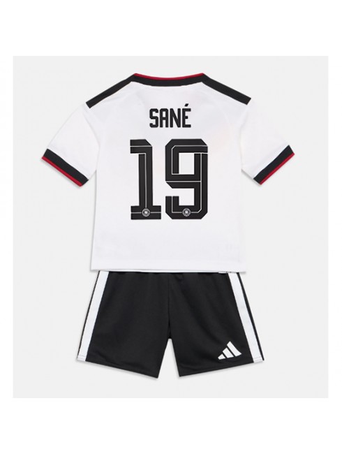 Otroški Nogometna dresi poceni Nemčija Leroy Sane #19 Domači SP 2026 kompleti Otroški Nogometna dresi poceni Nemčija Leroy Sane #19 Domači SP 2026 kompleti