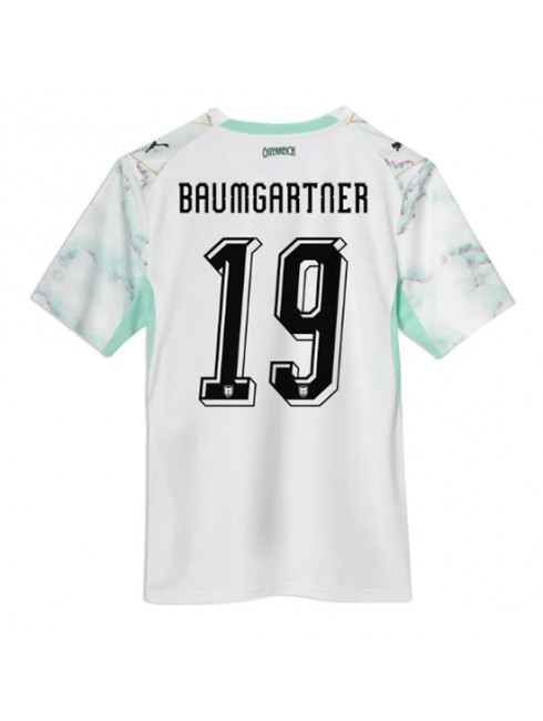 Moški Nogometna dresi poceni Avstrija Christoph Baumgartner #19 Gostujoči SP 2026 Kratek rokav Moški Nogometna dresi poceni Avstrija Christoph Baumgartner #19 Gostujoči SP 2026 Kratek rokav