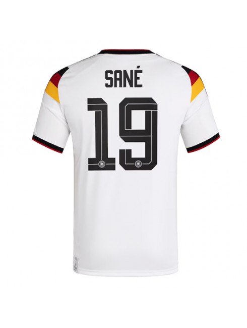 Moški Nogometna dresi poceni Nemčija Leroy Sane #19 Domači SP 2026 Kratek rokav Moški Nogometna dresi poceni Nemčija Leroy Sane #19 Domači SP 2026 Kratek rokav