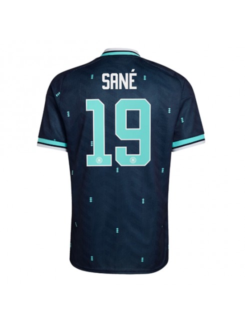 Moški Nogometna dresi poceni Nemčija Leroy Sane #19 Gostujoči SP 2026 Kratek rokav Moški Nogometna dresi poceni Nemčija Leroy Sane #19 Gostujoči SP 2026 Kratek rokav